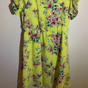 Yellow dress with flowers and puff sleeves for kids